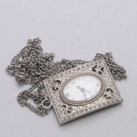 นาฬิกา Vintage มือสองญี่ปุ่น Pocket Watch นาฬิกาพก จี้ล็อกเก็ต ระบบ QUARTZ พร้อมโซ่ ทรงสี่เหลี่ยม กรอบเงิน หน้าขาว หน้าปัด 26มม. ตัวเรือนสแตนเลสสลักลวดลายใช้งานได้ปกติ สภาพดี ของแท้ ไม่กันน้ำ