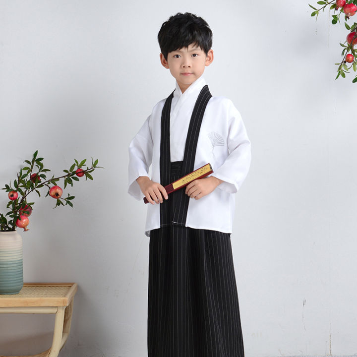 Yukata là trang phục truyền thống của Nhật Bản, có kiểu dáng đơn giản, thanh lịch nhưng không kém phần quyến rũ. Với những chiếc yukata cho bé được thiết kế đẹp mắt, chất liệu mềm mại và dễ thương, bé chắc chắn sẽ trở thành tâm điểm thu hút sự chú ý của mọi người.