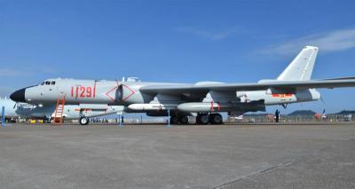 เป่าแตร03930 1144ขนาดจีนซีอาน H-6K เครื่องบินทิ้งระเบิดรูปแบบการชุมนุมอาคารชุดงานอดิเรกของเล่นแบบคงที่สำหรับผู้ใหญ่สะสม