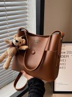 Bag womens new trendy fashion texture one-shoulder armpit bag autumn casual all-match commuting tote bucket bag 【QYUE】