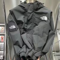 North Face เสื้อแจ็กเก็ตบางฤดูใบไม้ผลิและฤดูใบไม้ร่วง1990กันลมและกันน้ำสำหรับคู่รักชายหญิงท่องเที่ยวกลางแจ้งปักลายตัวอักษรสิ่งของจำเป็นอย่างยิ่ง