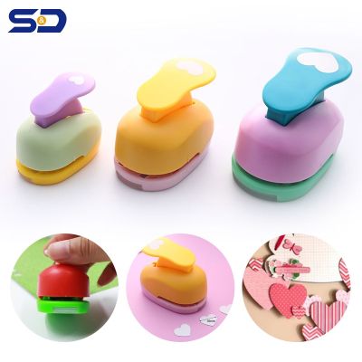 【CC】 Plastic Heart-shaped Hole Punch Embossing Device Children  39;s Educational Scrapbooking Machine Manual Paper Cutter Puncher