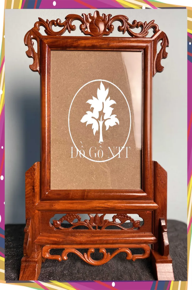 Một chiếc khung ảnh thờ đơn đem lại sự tối giản và thanh lịch cho không gian phòng thờ của gia đình mình. Nắm bắt được xu hướng minimalism hiện nay, chiếc khung ảnh thờ đơn này đảm bảo sẽ mang đến cho bạn sự hài lòng và thỏa mãn.
