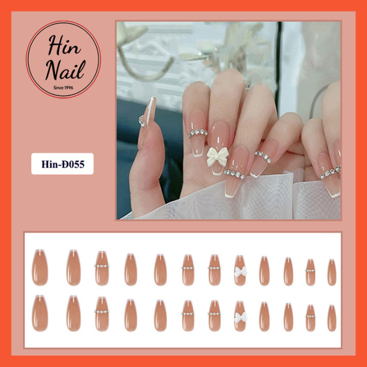 Chất liệu móng giả đính đá nâu mang lại cảm giác tự tin và cực kỳ đắt giá cho bộ nails của bạn. Bạn sẽ trông thật không thua kém gì những cô nàng sở hữu móng thật. Hãy thử ngay để cảm nhận sự khác biệt.