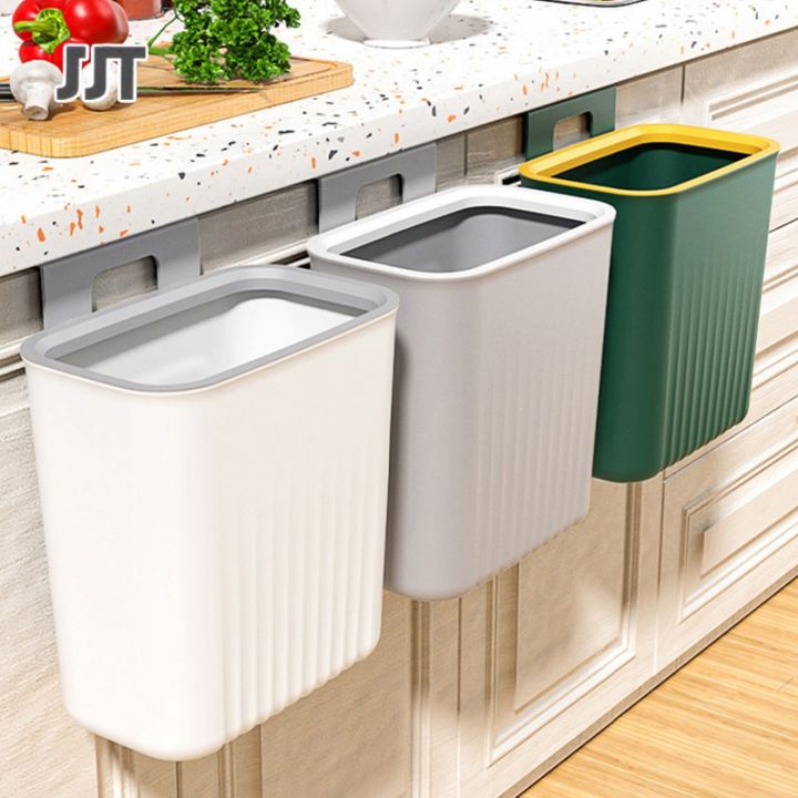 Hãy trang trí cho nhà của bạn một chiếc thùng rác đẹp mắt và được treo trên tường. Với thiết kế thông minh, thùng rác này không chỉ giúp bạn giữ cho phòng bếp của bạn luôn sạch sẽ mà còn tạo nên phong cách và sự hiện đại cho không gian của bạn.