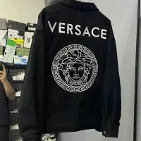 Versaceˉnew เสื้อแจ็กเก็ตยีนส์รุ่นใหม่สำหรับแบรนด์ทันสมัยฤดูใบไม้ผลิและที่อบอุ่นในฤดูใบไม้ร่วงคุณภาพสูงใส่ได้ทั้งชายและหญิงเสื้อโค้ทแฟชั่นแบบดั้งเดิม