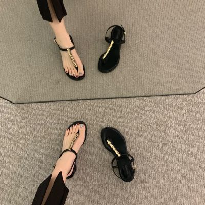 ความรู้สึกของการออกแบบรองเท้าส้นสูงสไตล์ฝรั่งเศสรองเท้าแตะแบบคีบวินเทจผู้หญิงใส่ข้างนอกในช่วงฤดูร้อน 2023 รองเท้าผู้หญิงสไตล์ฝรั่งเศสวินเทจ