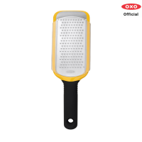 OXO ที่ขูดช็อคโกแล็ต ขนาดกลาง l OXO GG Etched Medium Grater พื้นผิวตะแกรงเหล็กสแตนเลสที่คมเพื่อความรวดเร็วง่ายต่อการขูด ฝาปิดที่สะดวกสบายช่วยปกป้องผิวตะแกรงและป้องกันมือเมื่อไม่ได้ใช้ ด้ามจับนุ่มลื่นเพื่อการจับที่สะดวกสบาย