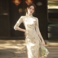 【มาใหม่】2022สีเบจจีนดั้งเดิม Cheongsam ย้อนยุคชุดหนังนิ่มที่ทำด้วยมือปุ่มดอกไม้ผู้หญิงกลางยาว Qipao