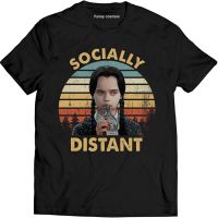 【HOT】Socially Distant Vintage เสื้อยืดลําลองสําหรับผู้ชายผู้หญิงแขนสั้นคอกลมพิมพ์ลาย Wednesday Addams Family(1)100%cotton