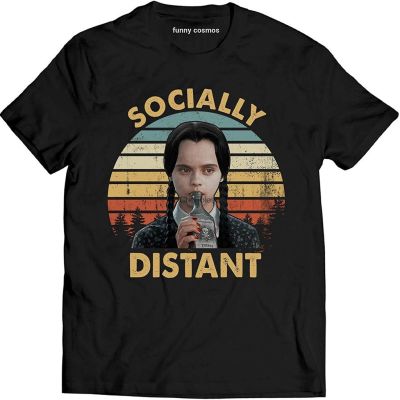 ผ้าฝ้ายคอกลมSocially Distant Vintage เสื้อยืดลําลองสําหรับผู้ชายผู้หญิงแขนสั้นคอกลมพิมพ์ลาย Wednesday Addams Family(1)fr