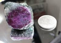 พลอยก้อนดิบรู้บี้ซอยไซต์(Ruby In Zoisite) รูปทรงธรรมชาติ น้ำหนัก 24 กรัม ขนาด 35x27x20 mm พลอยแท้ หินแท้ ราคาดี