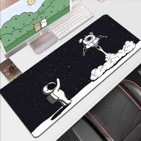 Spaceman Anime Mouse Pads อุปกรณ์คอมพิวเตอร์ แผ่นรองแป้นพิมพ์ แผ่นรองเมาส์สำหรับเล่นเกม แผ่นรองเมาส์การ์ตูนสำหรับนักเล่นเกม แผ่นรองเมาส์น่ารัก Kawaii