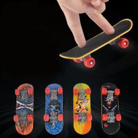 1pcs Random Fingerboard Mini Finger Skateboard Plastic Finger Skate Scooter Throwbacks Original Boys Mini Skateboard Toy