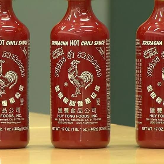 ซอสพริกคีโต-ซอสศรีราชา-ตราไก่-ขนาด-435-ml-keto-friendly-huy-fong-sriracha-hot-chili-sauce