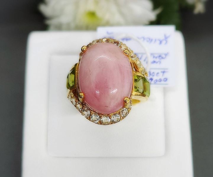 แหวนพลอยแท้-ทับทิมแอฟริกา-สี-pink-rose-ล้อม-white-topaz-พลอยขาว-ประดับ-peridot-ด้านข้าง-เรือนเงิน-925-ชุบทอง-24-เค-ไซต์-56