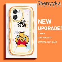 เคส Chenyyyka สำหรับ OPPO A57 A77 2022 A57s 2022 A77E A77S การ์ตูนน่ารักวินนี่ช้อนส้อมมีดหมีพูห์หมีสีสันสดใสน่ารักขอบครีมกันกระแทกแบบใสนิ่มเคสมือถือเคสโปร่งใสลายกล้องถ่ายรูปสร้างสรรค์เรียบง่ายฝาครอบป้องกันซิลิโคน