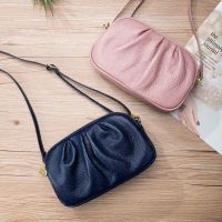 กระเป๋าโทรศัพท์กระเป๋าของรองเท้าหนังแท้สตรี Crossbody แบบเรียบง่ายหนังวัวชั้นยอดมีซิปสามชั้นกระเป๋าถือทรงแข็งจีบไหล่เมฆ