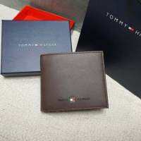 กระเป๋าสตางค์ TOMMY SHORT WALLET (แบรนด์แท้) ด้านหน้าติดโลโก้แบรนด์ แนว art หนังนิ่มดูดีมาก ด้านในแต่งแถบสีสัญลักษณ์แบรนด์ตรงกลาง