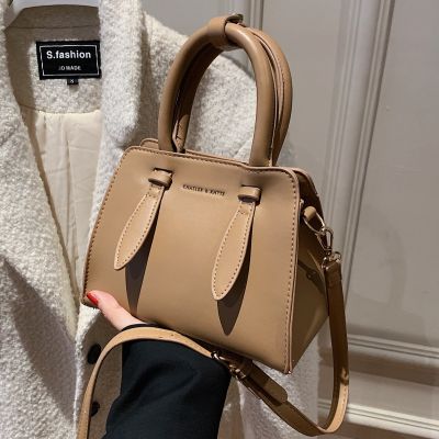 Female small bag is popular this year 2022 new tide niche design feeling portable small bread joker one shoulder inclined shoulder bag