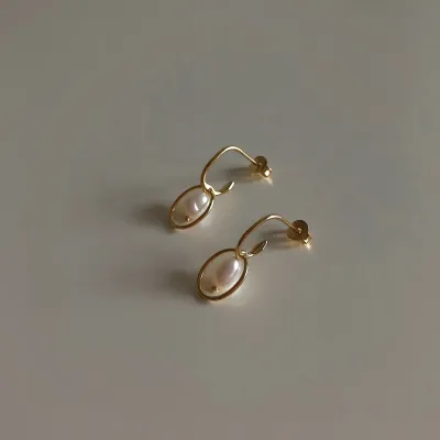 grumpy, oval pearl drop earrings (ราคาต่อคู่/price per pairs)