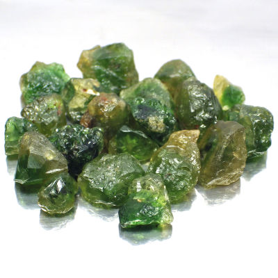 พลอยก้อน การ์เนต โกเมน เขียว แท้ ธรรมชาติ ( Natural Green Garnet Tsavorite ) หนักรวม 50 กะรัต