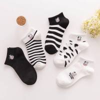 (F07) ถุงเท้าข้อยาว สไตล์เกาหลี สีสันสดใส ลายการ์ตูนน่ารักๆ สีดำสลับสีขาว ลายการ์ตูนวัว เซ็ท 5 คู่