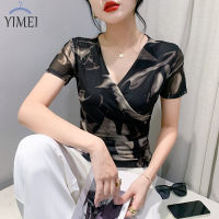 YIMEI เสื้อท่อนล่างมีรอยยับบางและเข้ารูปพอดีฤดูร้อนแขนสั้นเสื้อคอวีแนวขวางเสื้อยืดพิมพ์ลายย้อนยุคแนวแฟชั่น