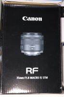 Canon RF 35mm f1.8 IS Macro STM เป็นเลนส์มุมกว้างขนาดกลางที่ออกแบบมาสำหรับระบบมิเรอร์เลสของ Canon EOS R มีรูปทรงกะทัดรัด น้ำหนักเบา พกพาสะดวก สามารถจับภาพมุมกว้าง 35 มม. และมีกำลังขยาย 0.5 เท่า เหมาะสำหรับการถ่ายภาพทั่วไปในชีวิตประจำวันรวมถึงภาพมาโคร ขนา