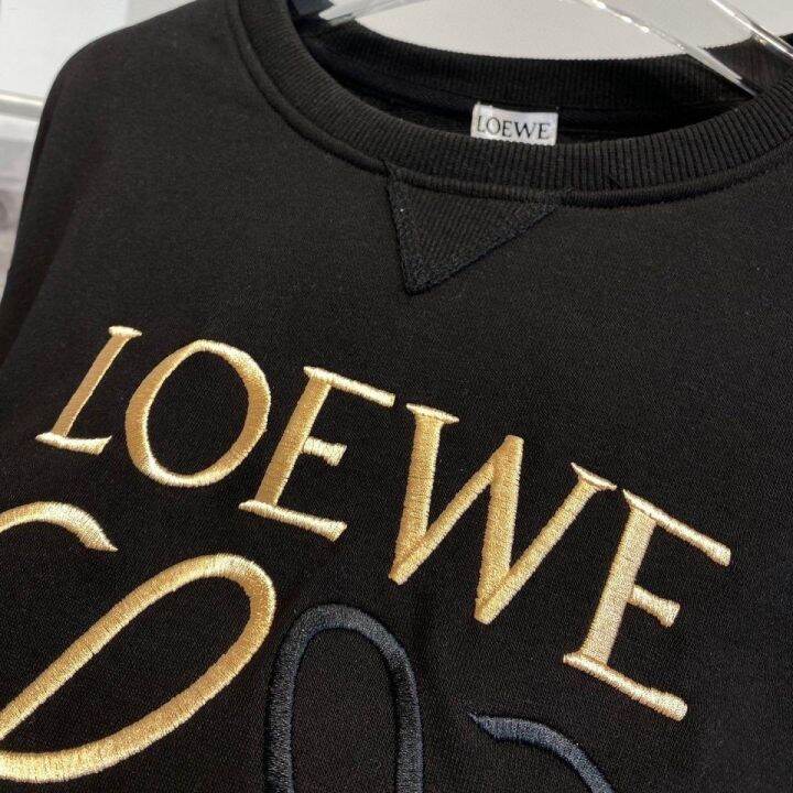 loewe-luo-yiwi-เสื้อกันหนาวคู่2023ฤดูใบไม้ผลิและฤดูใบไม้ร่วงโลโก้คู่ขนาดใหญ่คลาสสิกใหม่ปักเสื้อแขนยาวคอกลมสีดำทองหลวม