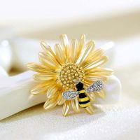 Romantic Dark Pink Sunflower with Bee Brooches Pins Women Girls Daisy Sun Flower Collar Insect Pins Clothes Accessories