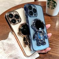 เคสโทรศัพท์ปกป้องนักบินอวกาศเคลือบอิเล็คโทรเพลทสุดหรูสำหรับ IPhone 11 12 13 14 Pro Max XS X XR 7 8 Plus SE 2020 22กล้องจิ๋วเคสแบบมีขาตั้งได้ใส