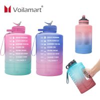 Voilamart เครื่องขวดพร้อมหลอดน้ำและเวลาแบบพกพา,เครื่องถ้วยรางวัลกีฬาขวดน้ำดื่มพลาสติกใสสำหรับเล่นกีฬา2.2L แกลลอน3.78L