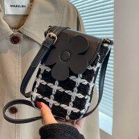 [COD] Small bag for mobile phone women 2022 new autumn and winter high-quality mini niche design plaid messenger