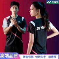 ►❧2023 Yonex ชุดแบดมินตันชุดเล่นเทนนิสสีดำแขนสั้นแห้งเร็วสำหรับผู้ชายและผู้หญิงชุดกีฬาระบายอากาศได้ดี