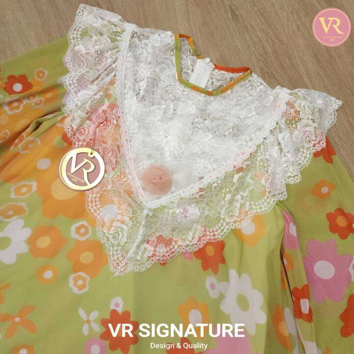 vr-dress-สั้น-แขนยาว-ช่วงบนแต่งผ้าลูกไม้-แต่งดอกไม้ช่วงอก-ทรง-oversize-พิมพ์ลวดน่ารัก-เนื้อผ้าชีฟองเนื้อดีใส่สบายสุดๆ
