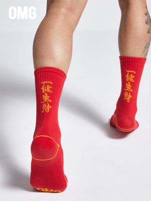 OMG ถุงเท้าผู้หญิงแบบดั้งเดิมถุงเท้ากีฬาถุงเท้าทรงท่อปานกลางถุงเท้าสีแดงถุงเท้า Ins ถุงเท้าน้ำขึ้นน้ำลงคู่ชายถุงเท้าปีใหม่