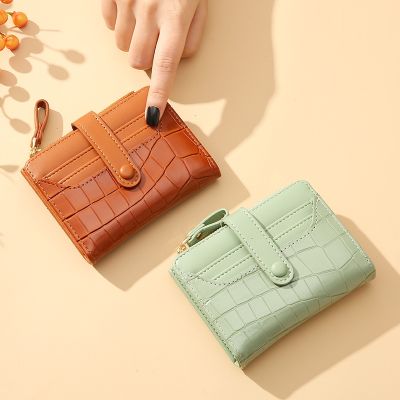 Retro Crocodile Print Womens Short Wallet with Temperament Multi-card Slots Lacquered Surface Waterproof Coin Purse