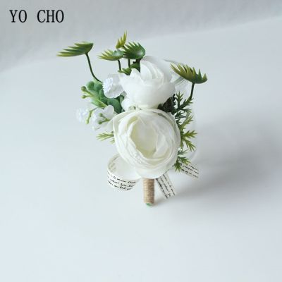 YO CHO เสื้อยกทรงรัดข้อมืองานแต่งงาน Boutonnieres กำไลข้อมือเจ้าสาวดอกไม้ข้อมือสาวดอกกุหลาบประดิษฐ์ผ้าไหมช่อดอกไม้สีขาวสำหรับผู้ชาย