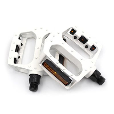 1Pair Aluminum Alloy Ultralight Seal MTB Road Bearings Flat Bicycle Pedals Platform With Reflective Strips Bike Parts Accessorie Adhesives Tape