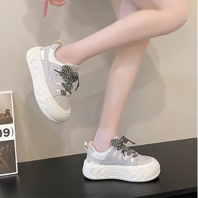 รองเท้าผ้าใบพื้นหนาขนาดเล็กสีขาวสีชมพูผู้หญิงรองเท้าผ้าใบลำลองที่เข้าได้กับทุกคู่อินเทรนด์ใหม่