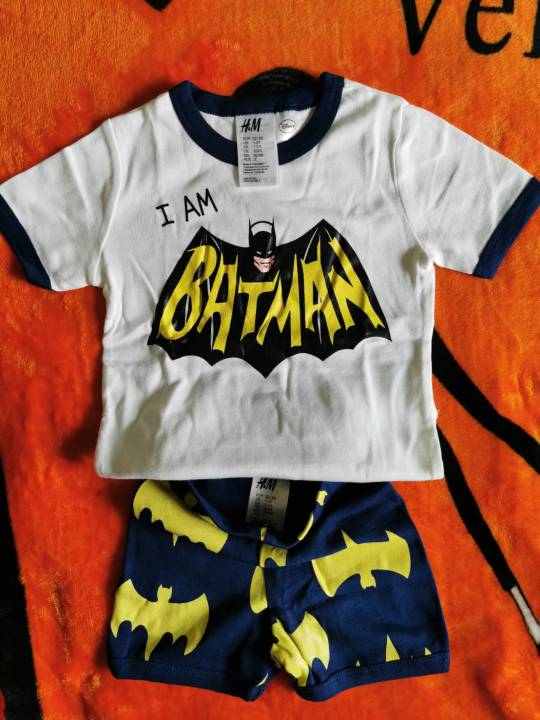 H&amp;M : ชุดเซ็ท เสื้อสีขาว พร้อม กางเกงขาสั้น สีกรม สกรีนลาย batman เนื้อผ้า cotton ยืด รุ่นนี้ ทรง สลิม ค่ะ size 1-12 ขวบ