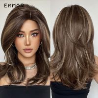 วิกผมสังเคราะห์สำหรับแฟชั่นปาร์ตี้ผู้หญิงจาก Emmor สีน้ำตาลวิกผมลอนวิกผมสีบลอนด์ทนความร้อนคลื่นลอนธรรมชาติ