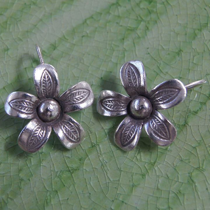 flower-earrings-pure-silver-thai-karen-hill-tribe-nice-ดอกไม้สวยงามไทยตำหูเงินกระเหรี่ยงทำจากมือชาวเขางานฝีมือสวยของฝากที่มีคุณค่าของฝากถูกใจน่ารัก