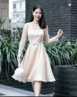 PD888-Charming-Dress-in-Champange เดรสสุดหรู ช่วงเสื้อเป็นลูกไม้คอปาด แขนยาวซับในด้วยผ้าซาตินเนื้อดี กระโปรงเป็นผ้าไหมออแกนดี้สีเข้ากันซับใน