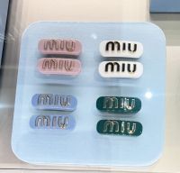 ชนชอป Miu กิ็บติดผม แบบสปริง ตัวอักษรขอบทอง มี 5 สี ให้เลือก