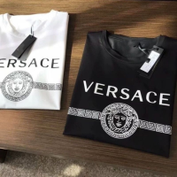 Versace เสื้อเสื้อยืดลายเมดูซ่าแฟชั่นแขนสั้นผู้ชาย,สำหรับทั้งหญิงและชายทรงหลวมผ้าฝ้ายคอกลม