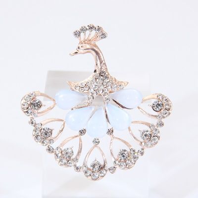 MOZOG Women Delicate Pins Exquisite Badge Peacock Brooch Popular Alloy Ultralight Ornaments Fashion Jewelry Clothing Decoration