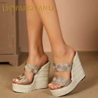 LEOPARD LAND รองเท้าแตะของผู้หญิงเซ็กซี่ใหม่ฟางถักที่เรียบง่ายส้นสูงลาดส้นกันน้ำแพลตฟอร์มรถรุ่น LFD-10368-A65