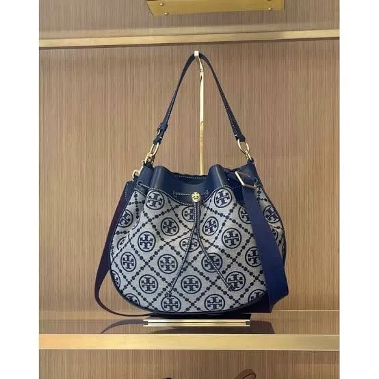 กระเป๋าถือ ทรงขนมจีบ Tory burch t monogram jacquard drawstring hobo |  